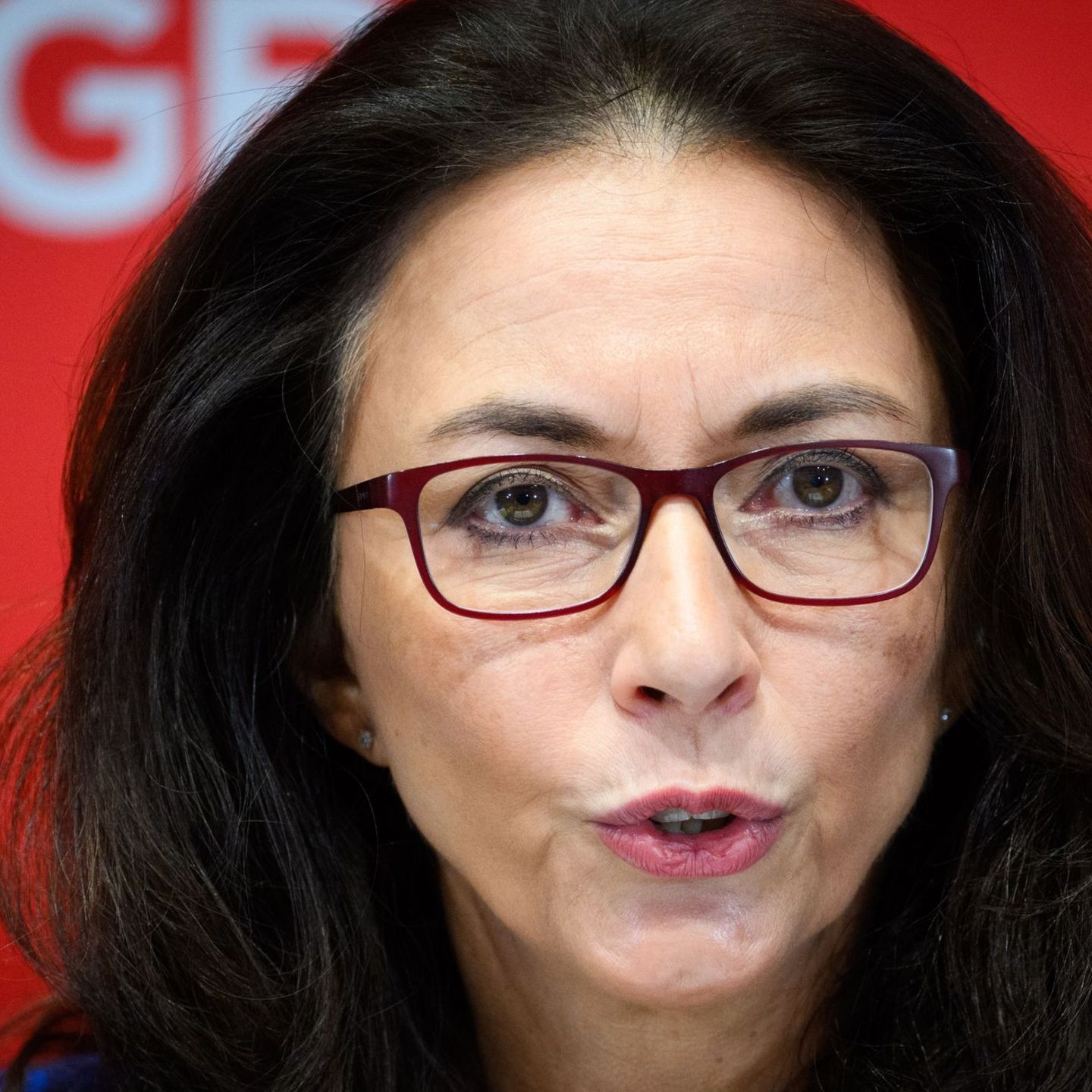 DGB-Chefin Yasmin Fahimi wendet sich strikt gegen Leistungskürzungen der Sozialsysteme. Foto: Bernd von Jutrczenka/dpa