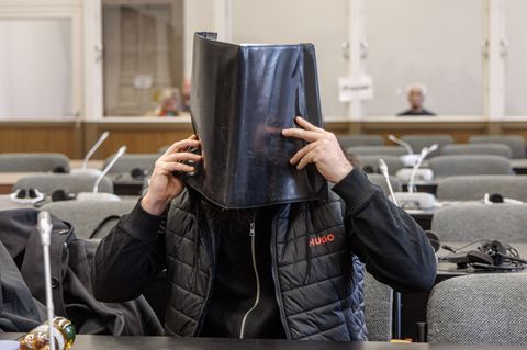 Der Richter verurteilte den Angeklagten zu einer lebenslangen Freiheitsstrafe. Foto: Markus Scholz/dpa