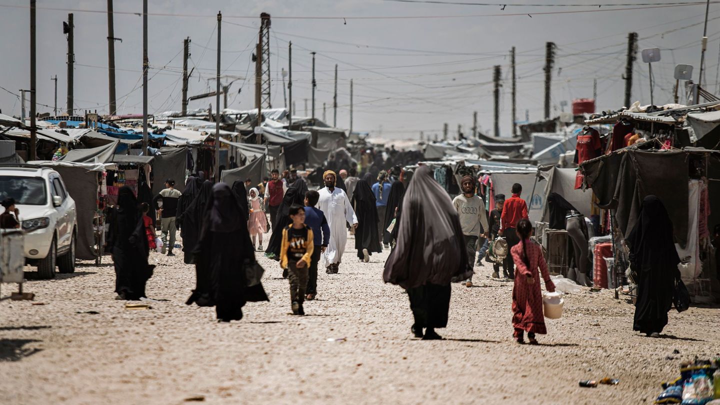 Die Kurdenmilizen bewachten das berüchtigte Lager. (Archivbild) Foto: Baderkhan Ahmad/AP/dpa