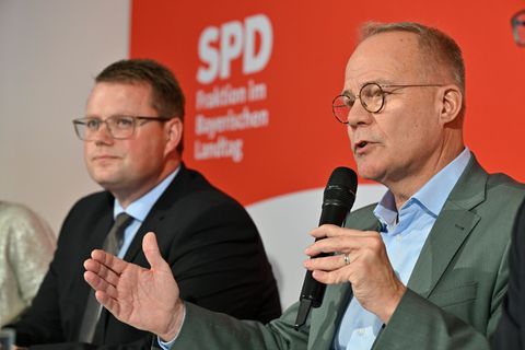 Matthias Miersch, Chef der SPD-Bundestagsfraktion (r), und Bayerns SPD-Fraktionschef Holger Grießhammer in Bad Aibling. Foto: Uw