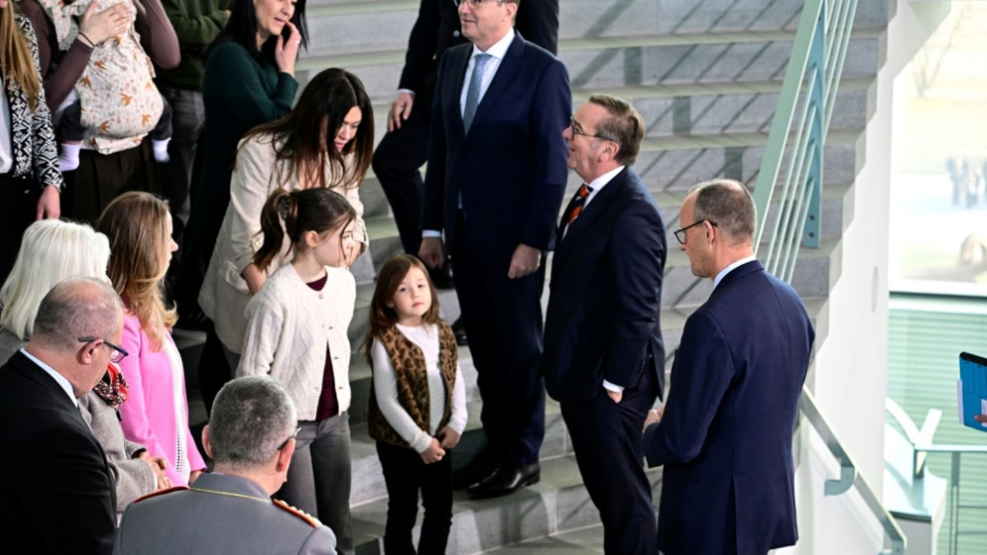 Merz bei Empfang für Einsatzkräfte und Angehörige