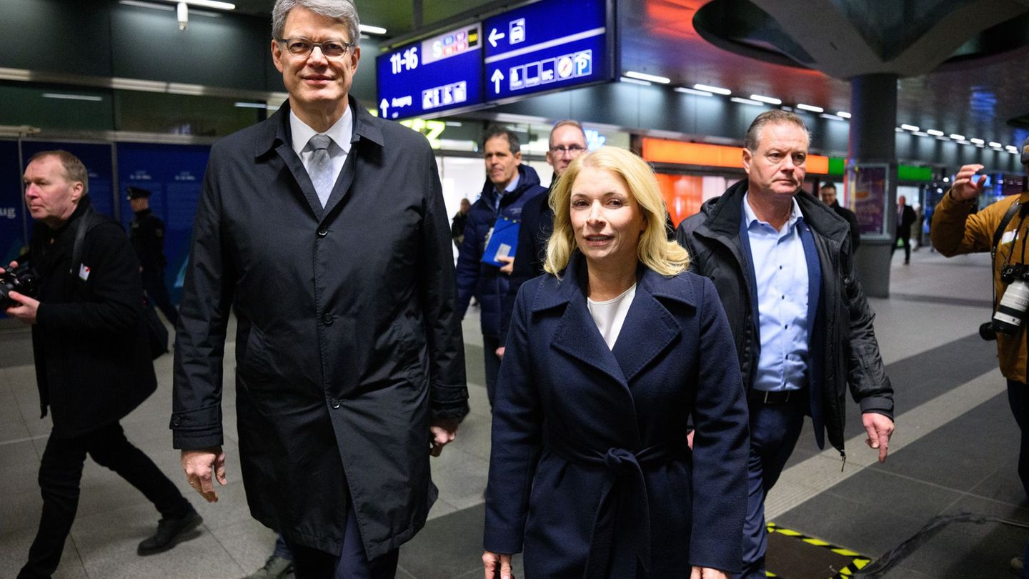 Im Herbst forderte Minister Schnieder drei Sofortprogramme bei der Bahn für mehr Kundenzufriedenheit. Das erste wurde nun gestar