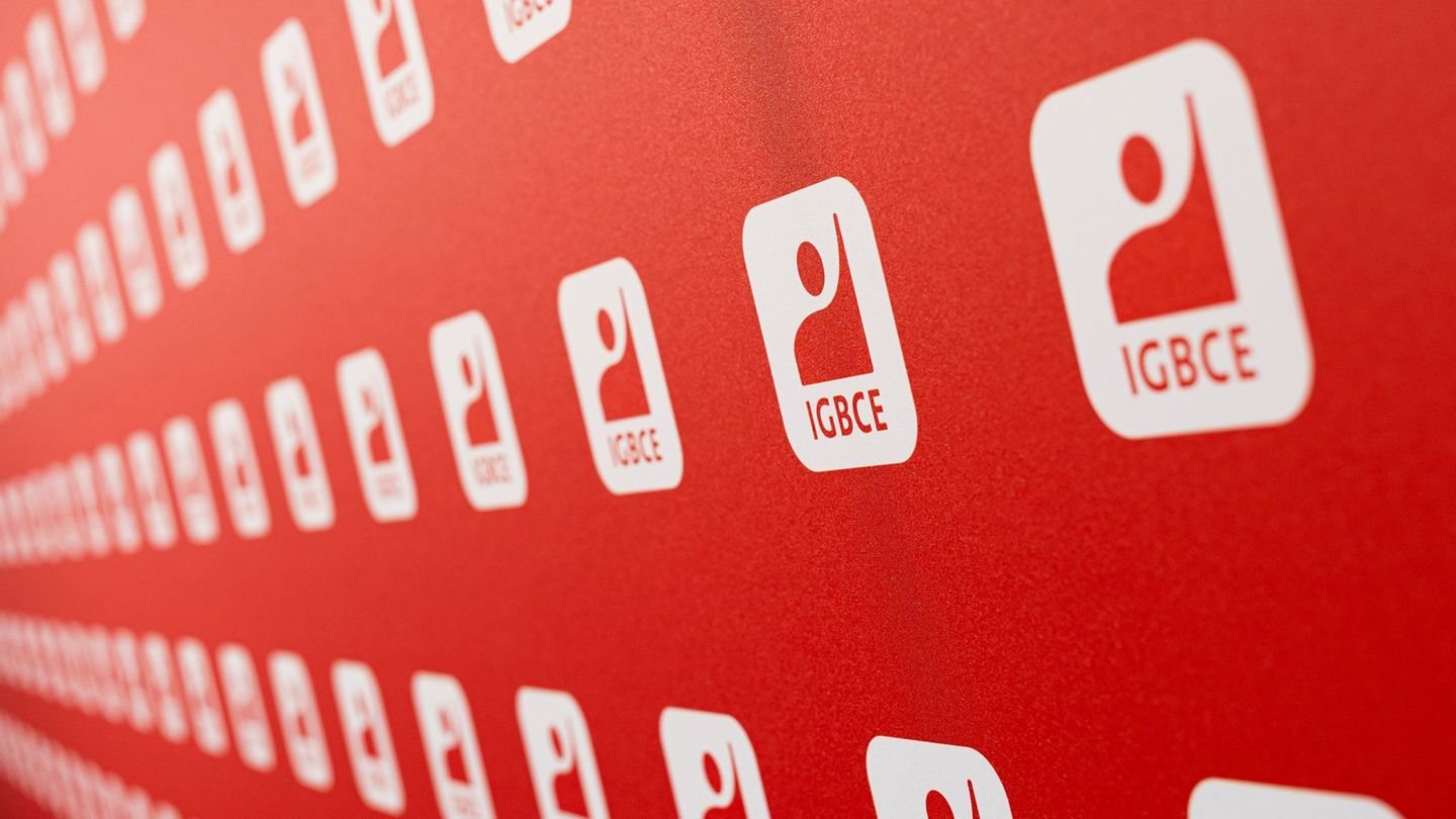 Die Gewerkschaft IG BCE pocht auf verbindliche Regelungen zur Beschäftigungssicherung. (Archivbild) Foto: Michael Matthey/dpa