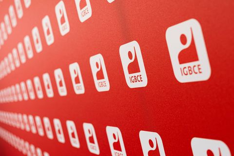 Die Gewerkschaft IG BCE pocht auf verbindliche Regelungen zur Beschäftigungssicherung. (Archivbild) Foto: Michael Matthey/dpa