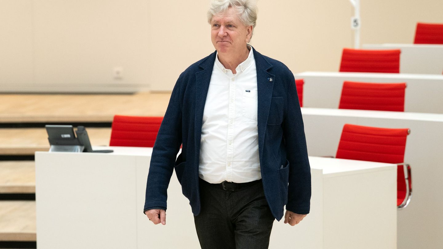 Der Brandenburger Ex-BSW-Landtagsabgeordnete André von Ossowski (parteilos) will ein Gesetz ändern, damit er und zwei weitere Ab