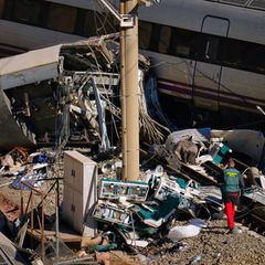 Von einigen Waggons der im Süden Spaniens verunglückten Hochgeschwindigkeitszüge blieben nur Trümmer übrig. Foto: Manu Fernandez