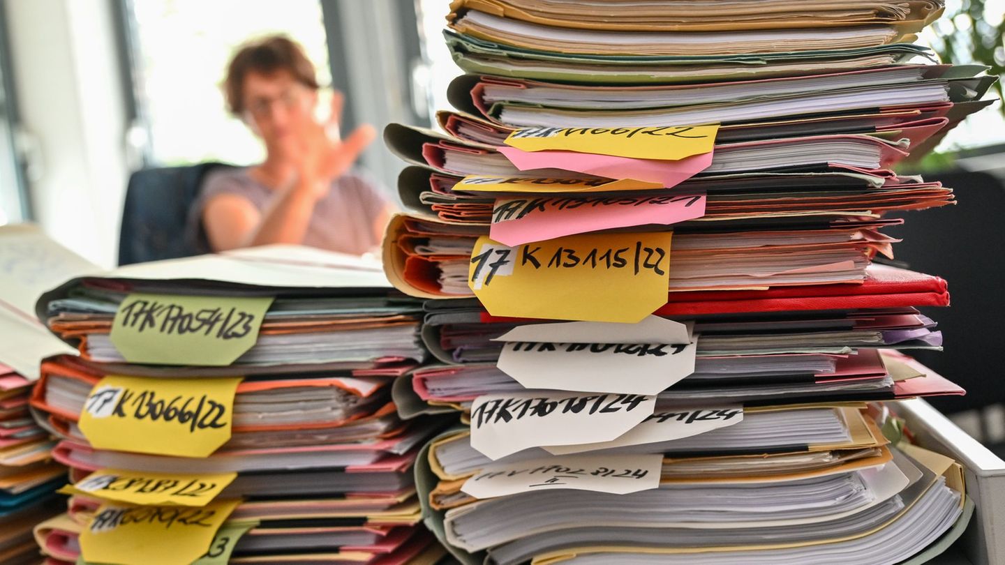 Die Brandenburger Landesregierung will mehr Bürokratie abbauen (Archivbild). Foto: Patrick Pleul/dpa