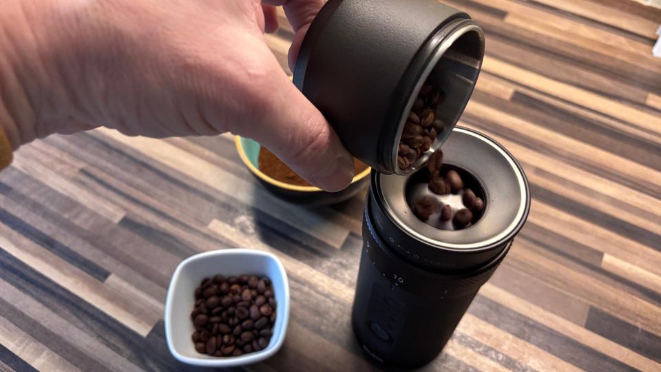 Kaffeemühle Test: Einfüllen von Kaffeebohnen in die OutIn Fino