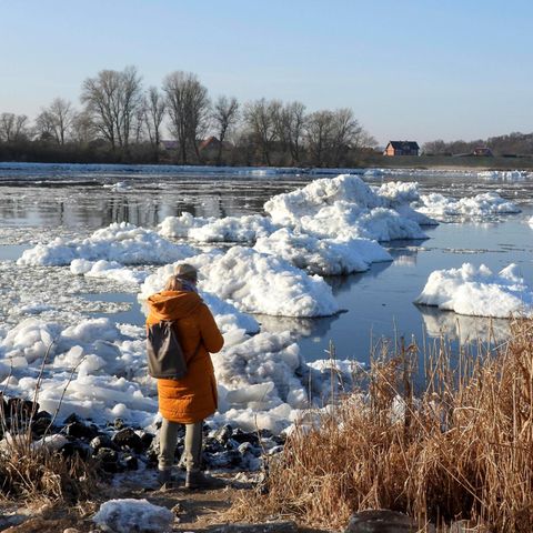 Geesthacht, Deutschland. Kurz bevor die Elbe Hamburg erreicht, stürzt sie noch in Schleswig-Holstein eine Staustufe herunter. Hier haben sich nun im Wasser und am Ufer Eisschollen zu Eisbergen aufgetürmt. Zwar nicht sehr imposant, aber als Attraktion für Schaulustige reichen sie allemal