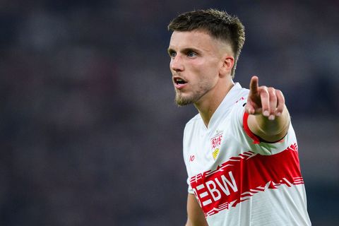 Da geht's in die Europa League: VfB-Stürmer Demirovic übernimmt in Rom wieder den Platz von Mittelfeldspieler Nartey. Foto: Tom