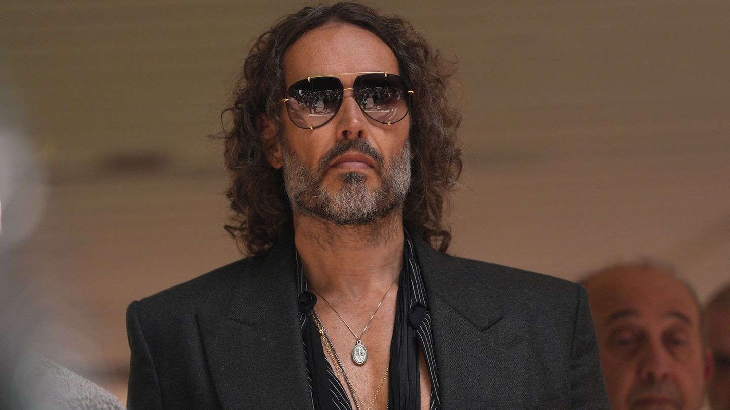 Russell Brand muss trotz der schweren Vorwürfe wegen mutmaßlich sexueller Übergriffe nicht in Untersuchungshaft. (Archivfoto) Fo