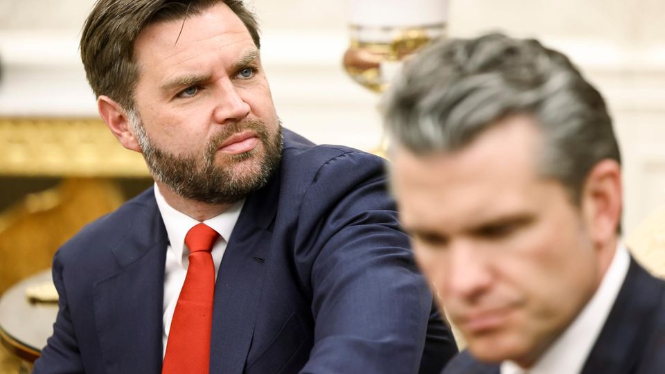 US-Vizepräsident Vance (links) und der damalige Sicherheitsberater Hegseth (rechts) waren beide Teil des Signal-Chats