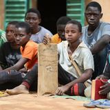 Afrikanische Staaten haben die höchsten Geburtenraten der Welt. In Ländern wie Niger, dem Tschad, der Zentralasiatischen Republik, der Demokratischen Republik Kongo oder Somalia bringt eine Frau durchschnittlich sechs Kinder zur Welt