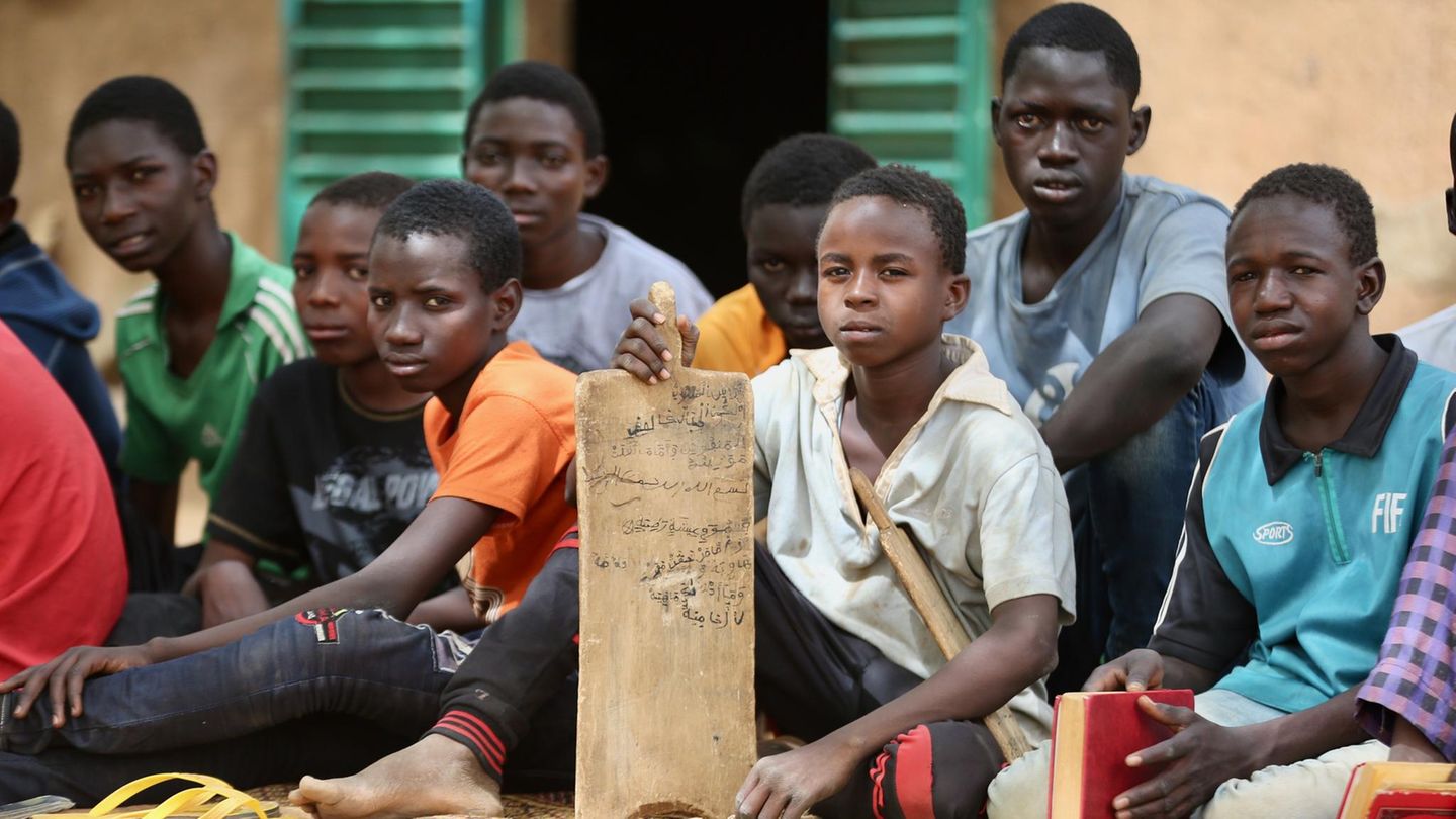 Afrikanische Staaten haben die höchsten Geburtenraten der Welt. In Ländern wie Niger, dem Tschad, der Zentralasiatischen Republik, der Demokratischen Republik Kongo oder Somalia bringt eine Frau durchschnittlich sechs Kinder zur Welt