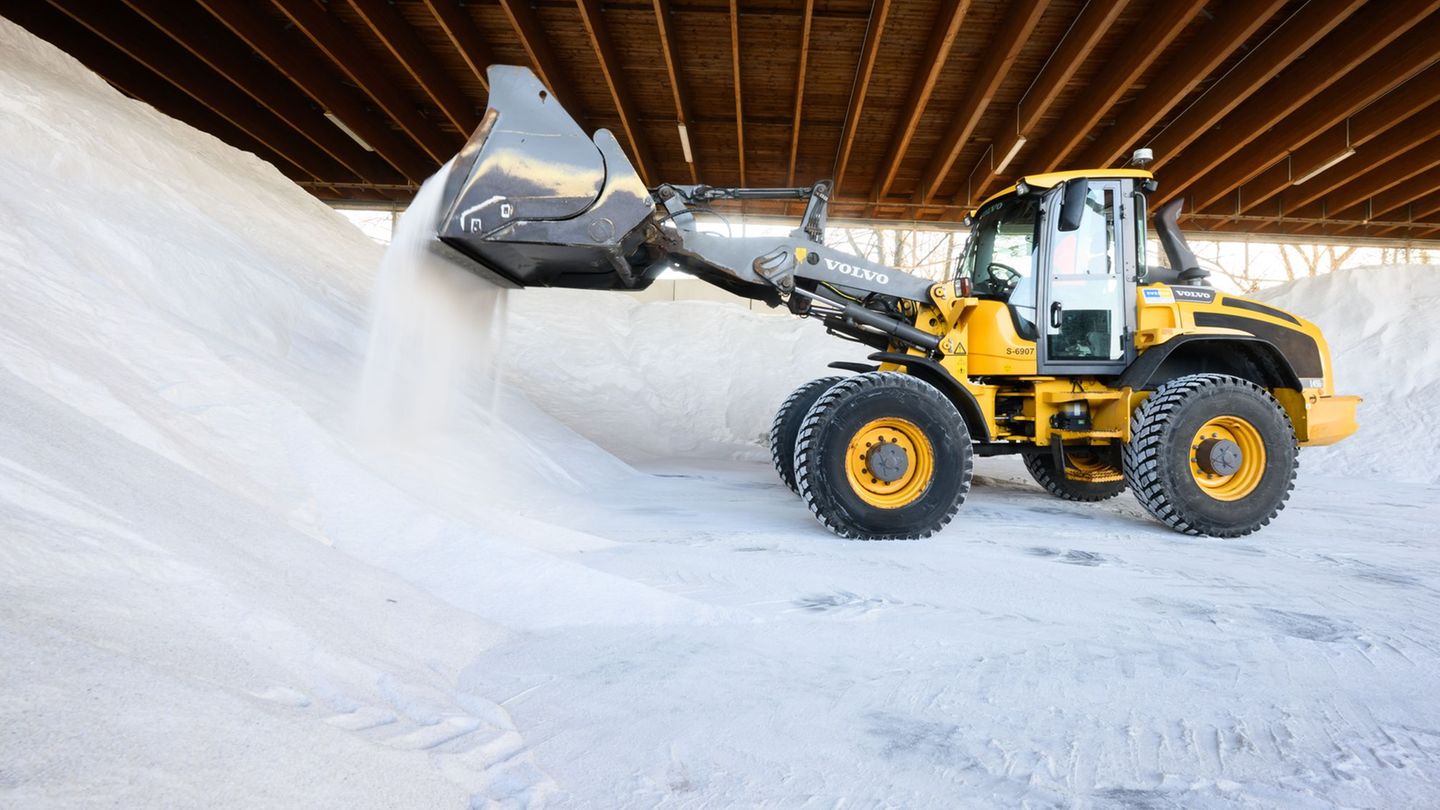Nach dem ersten Frost sind die Salzlager wieder gut gefüllt. Foto: Julian Stratenschulte/dpa