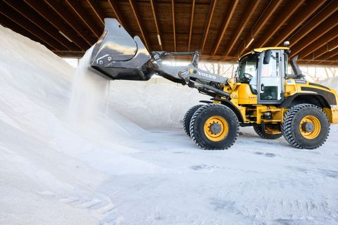 Nach dem ersten Frost sind die Salzlager wieder gut gefüllt. Foto: Julian Stratenschulte/dpa