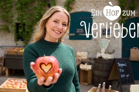 Anwältin Laura, gespielt von Diana Staehly, verschlägt es bei "Ein Hof zum Verlieben" unerwartet auf einen Apfelhof am Bodense