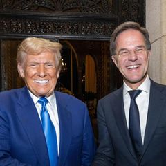 Mark Rutte und Donald Trump schütteln sich lächelnd die Hand