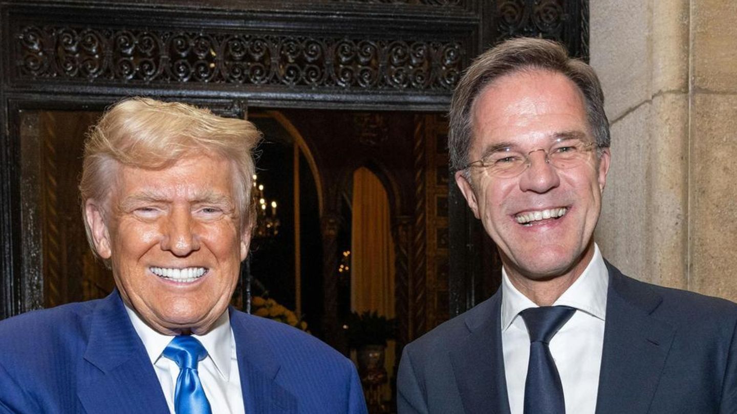 Mark Rutte und Donald Trump schütteln sich lächelnd die Hand