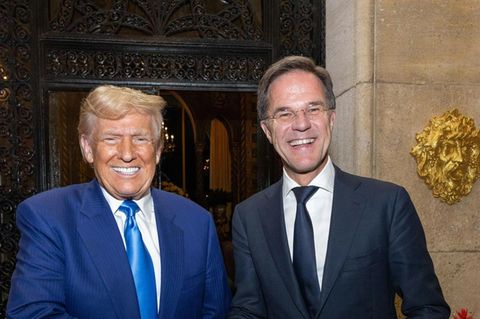 Mark Rutte und Donald Trump schütteln sich lächelnd die Hand