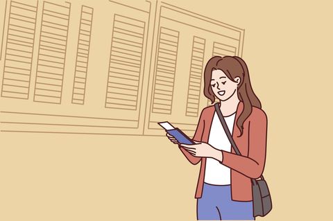 Eine Frau schaut auf ein Buch (Aufmacherbild Allgemeinwissensquiz)