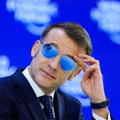 Macron trug bei seiner Rede in Davos wegen einer Entzündung Sonnenbrille. Foto: Markus Schreiber/AP/dpa