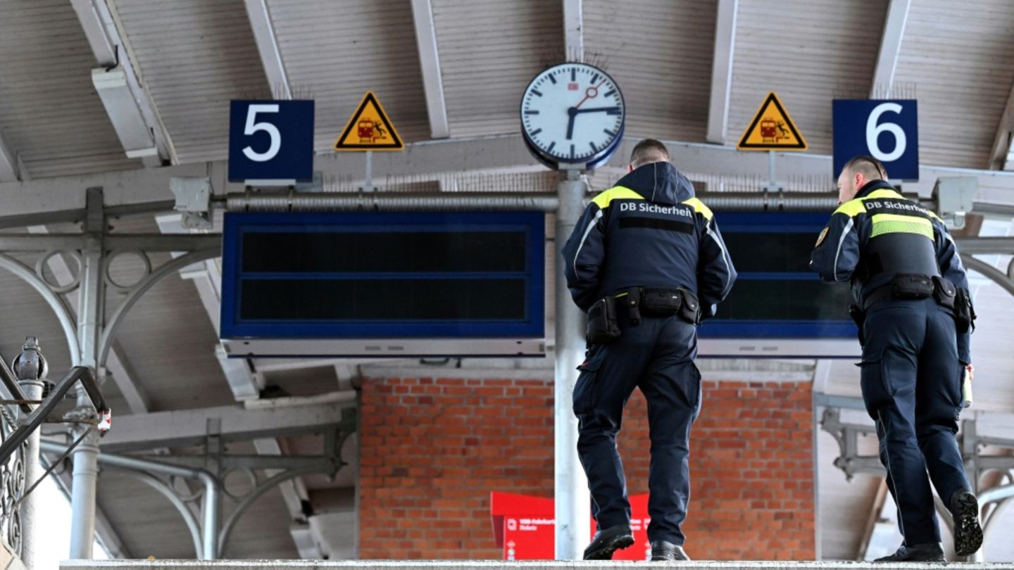 DB-Sicherheitskräfte an S-Bahn-Station in Berlin