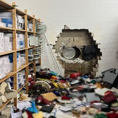 Ein großes Loch ist in der Wand des Tresorraums einer Sparkasse in Gelsenkirchen zu sehen