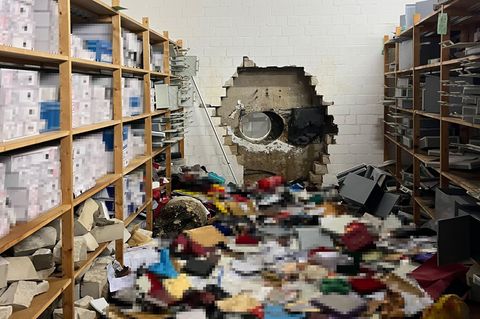 Ein großes Loch ist in der Wand des Tresorraums einer Sparkasse in Gelsenkirchen zu sehen