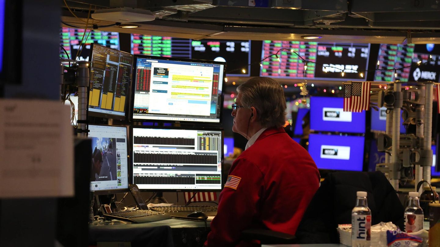 Ein Händler sitzt an der Börse in New York