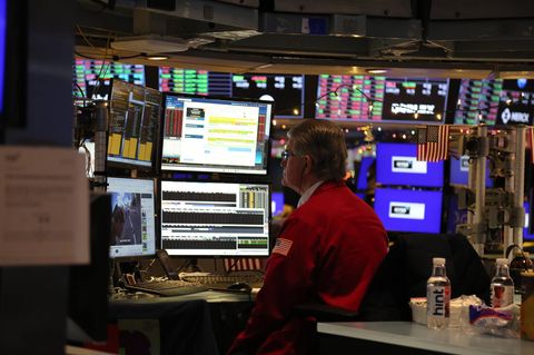 Ein Händler sitzt an der Börse in New York