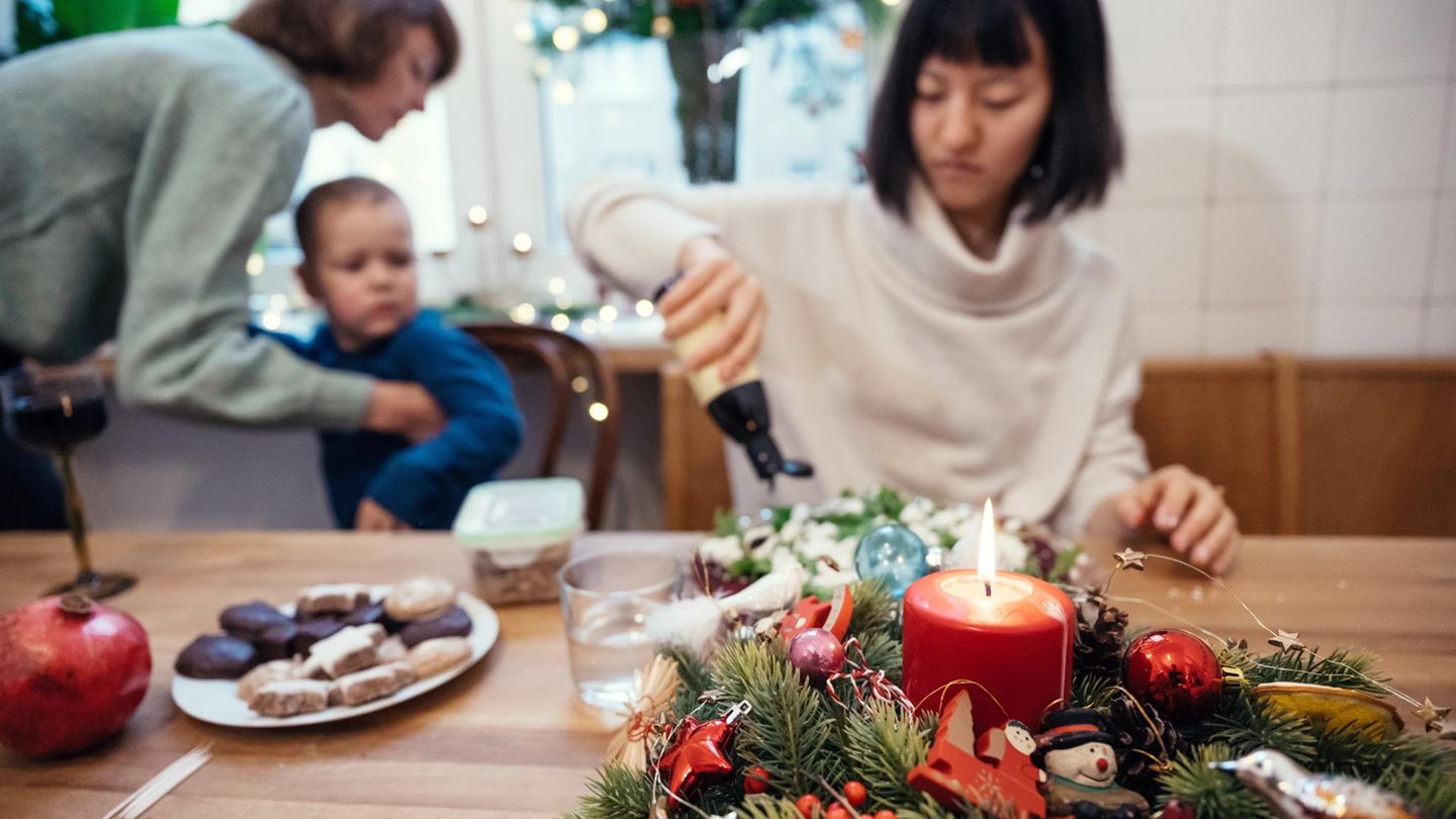 Die alte und die neue Partnerin beim gemeinsamen Essen