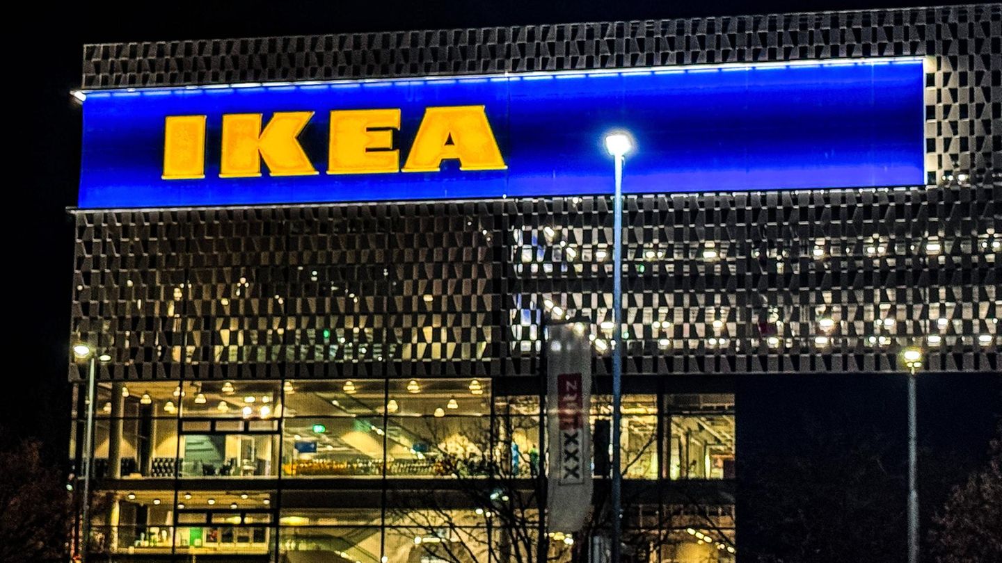 Ikea-Filiale bei Nacht mit leuchtenden Fenstern in Karlsruhe