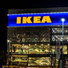 Ikea-Filiale bei Nacht mit leuchtenden Fenstern in Karlsruhe