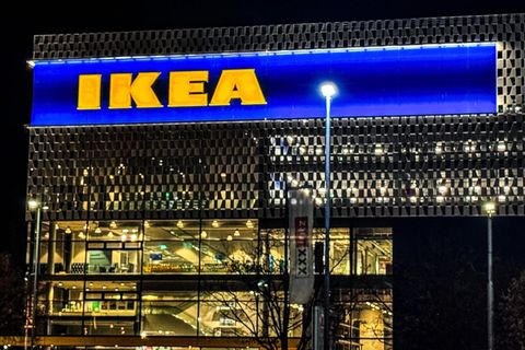 Ikea-Filiale bei Nacht mit leuchtenden Fenstern in Karlsruhe