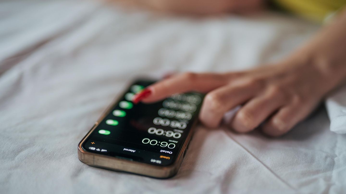 Ein iPhone zeigt mehrere eingeschaltete Wecker