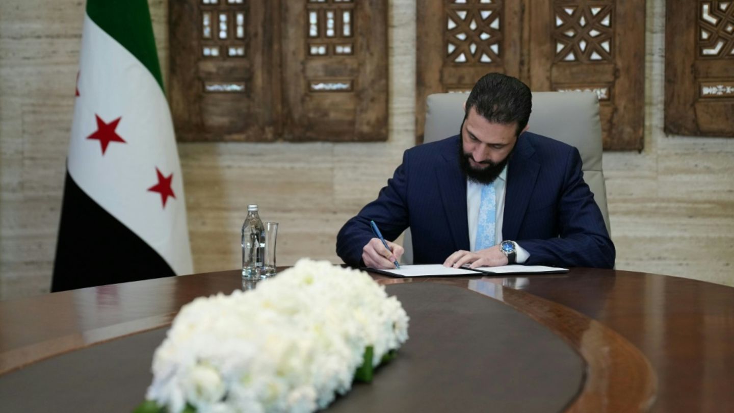 Al-Scharaa beim Unterschreiben eines Waffenruhe-Abkommens