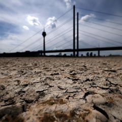 In den Jahren 2018 und 2022 erreichte der Rheinpegel historisch niedrige Pegelstände