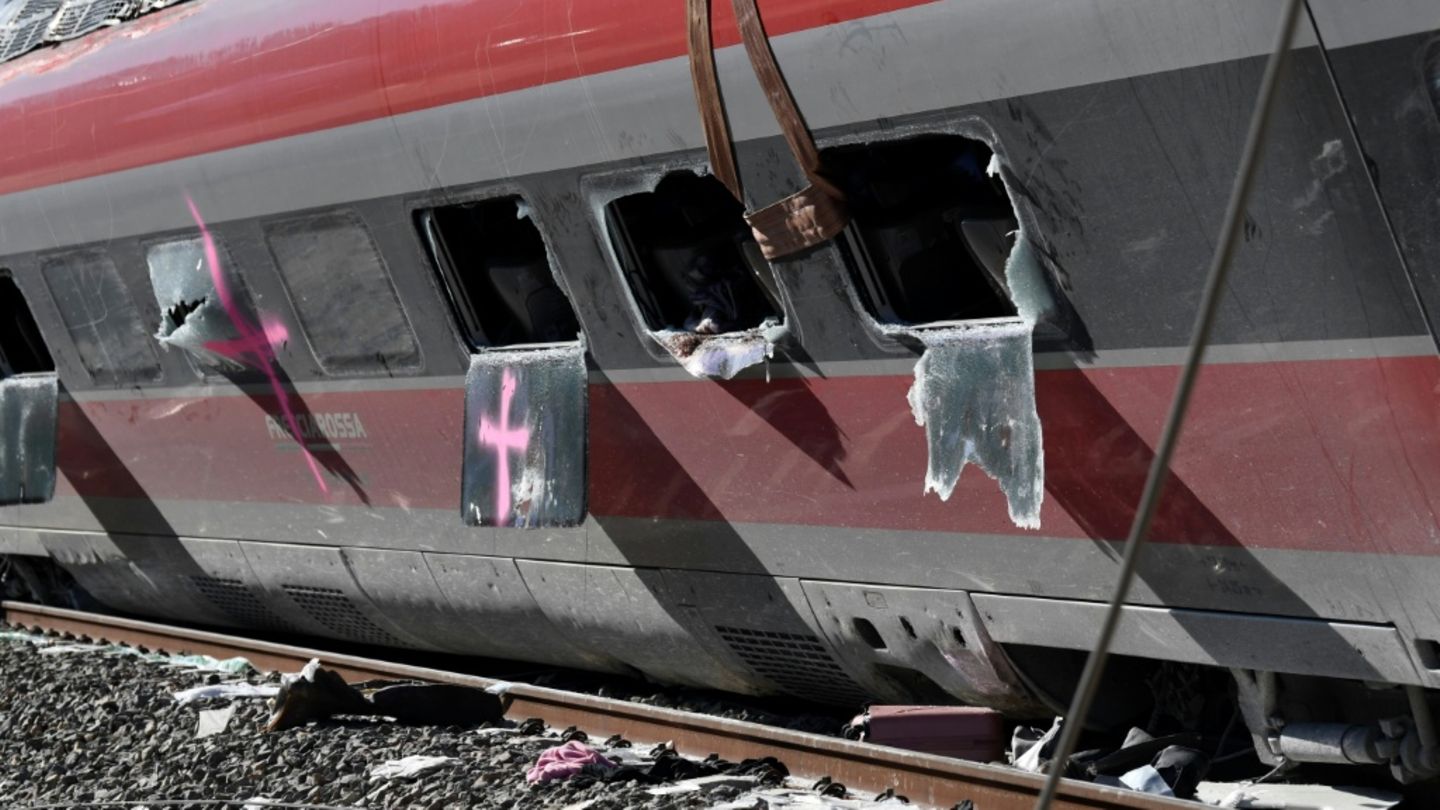 Beschädigter Waggon nach Zugunglück in Südspanien