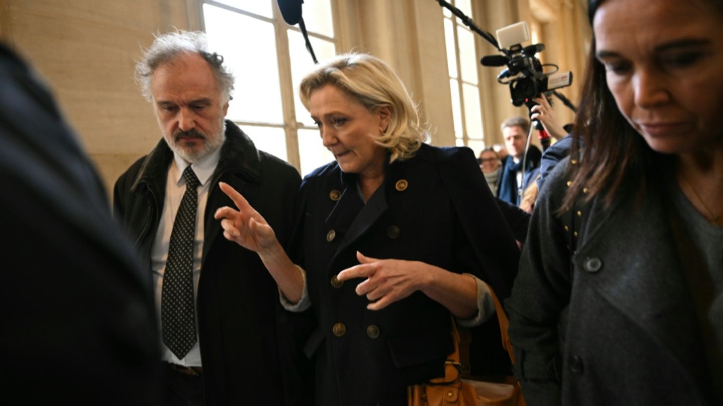 Marine Le Pen beim Verlassen des Justizpalastes in Paris
