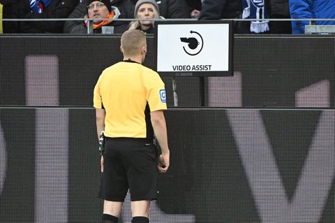 Schiedsrichter Timo Gansloweit prüft eine Entscheidung am Bildschirm. (Archivbild) Foto: Uli Deck/dpa