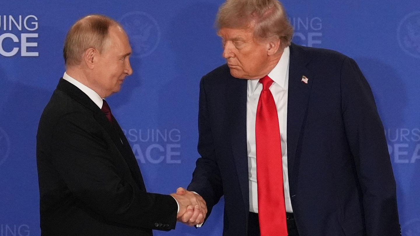 Im August letzten Jahres hatte Donald Trump den russischen Präsidenten Wladimir Putin zu einem Treffen nach Alaska eingeladen. Damals rollte der US-Präsident seinem Amtskollegen den roten Teppich aus und ersparte ihm öffentliche Kritik