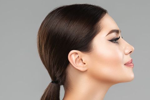 Wer das Contouring beherrscht, kann seine Wangenknochen hervorheben und die Kinnpartie definieren.