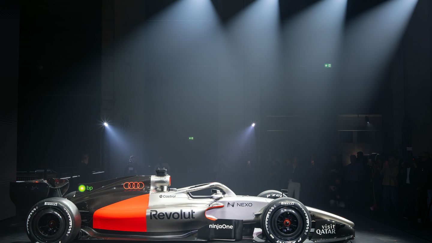 Lackierungsgeheimnis gelüftet: Der Rennwagen R26 von Audi Revolut für die Formel 1 wurde von Scheinwerfern beleuchtet. Foto: Soe