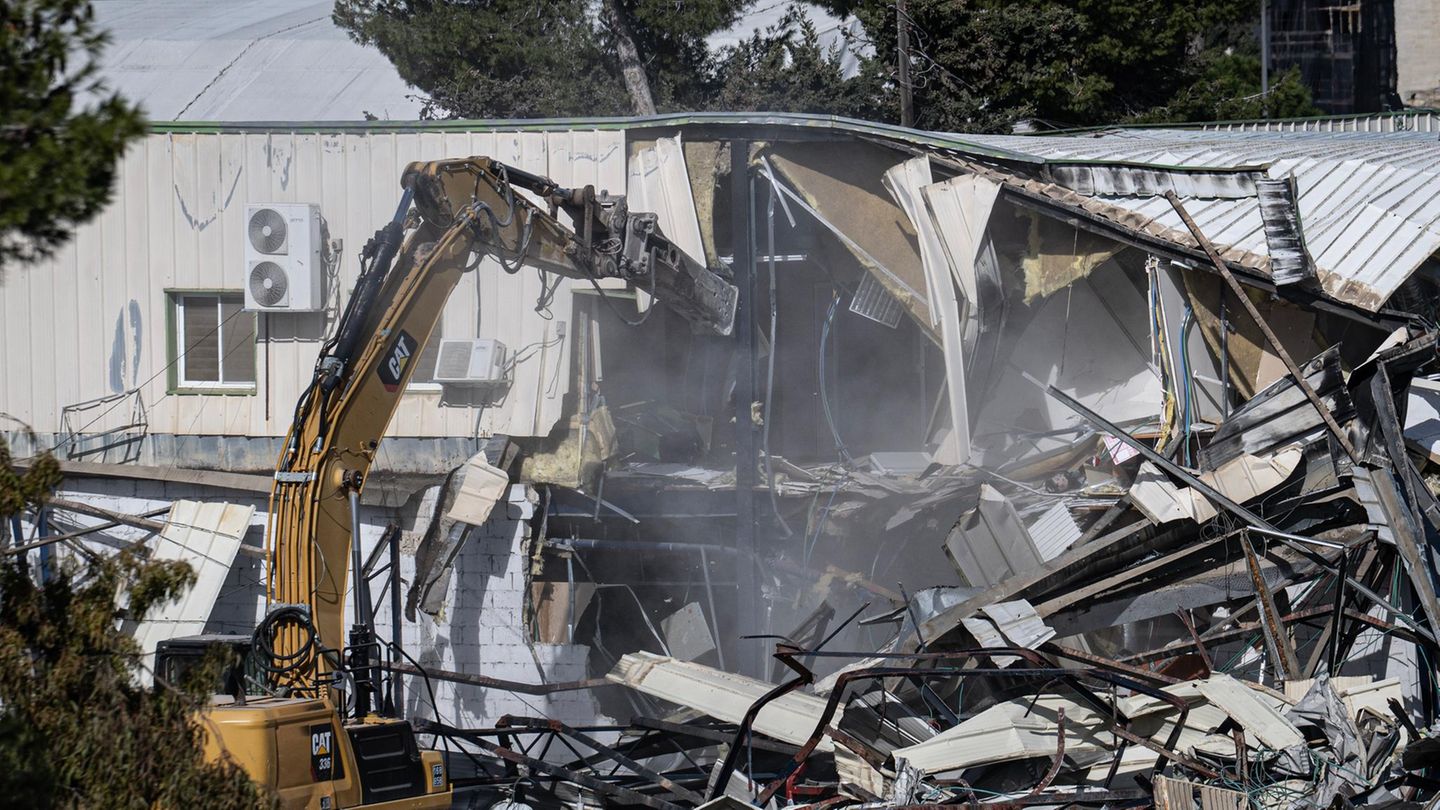 Ein Bagger arbeitet am Abriss der UNRWA-Zentrale in Ostjerusalem, Israel