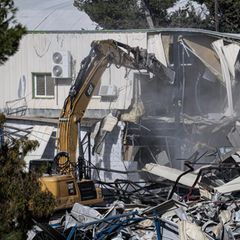 Ein Bagger arbeitet am Abriss der UNRWA-Zentrale in Ostjerusalem, Israel