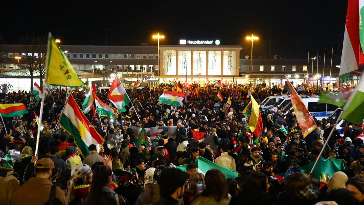 Die Abschlusskundgebung einer pro-kurdischen Demo fand vor dem Dortmunder Hauptbahnhof statt. Foto: Alex Talash/dpa