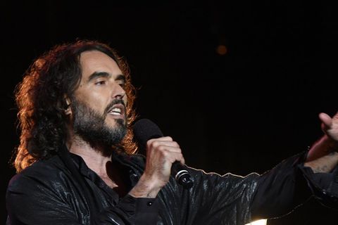Der Prozess gegen Russell Brand beginnt im Sommer 2026.