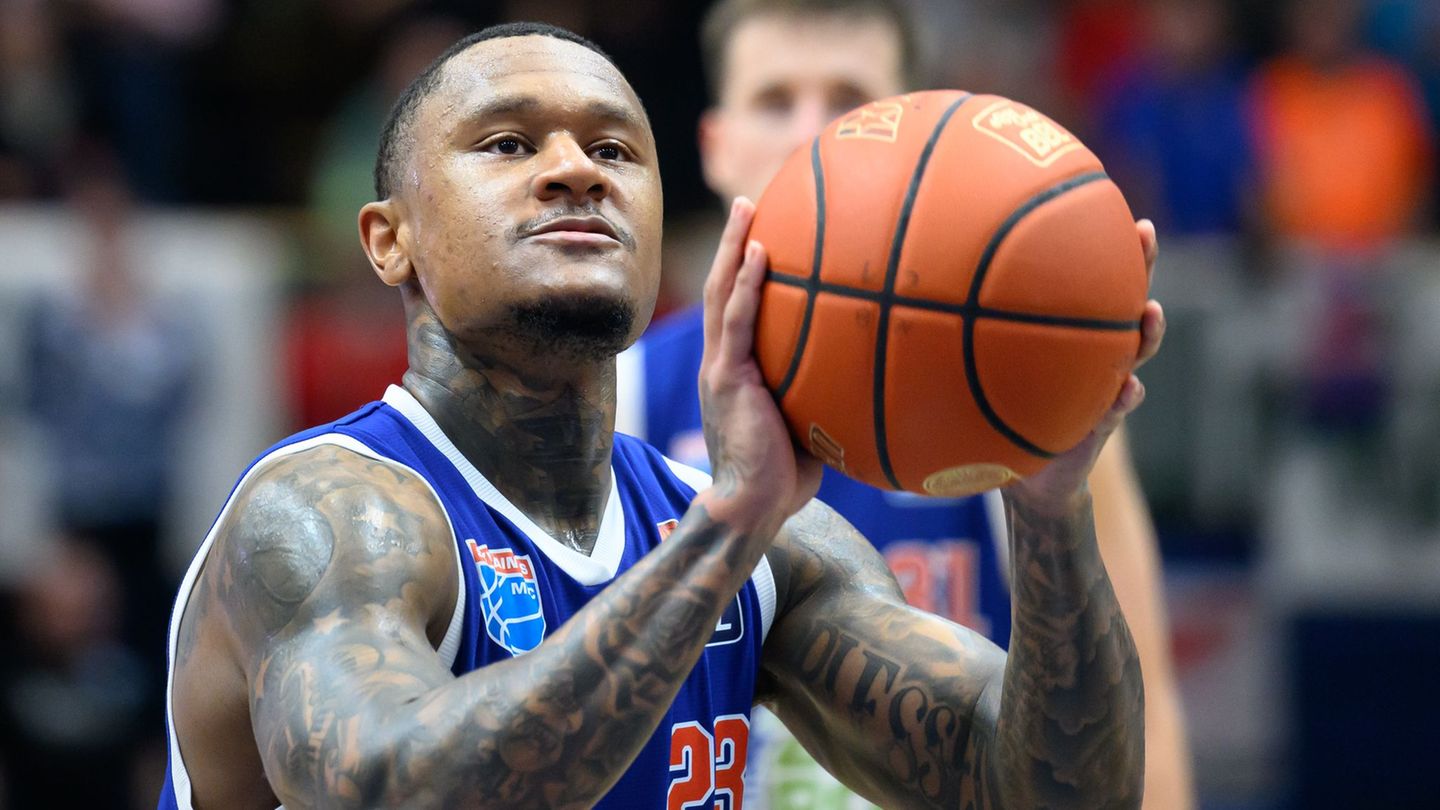 Charles Callison traf im Schlussviertel drei Dreier in Folge. Foto: Hendrik Schmidt/dpa