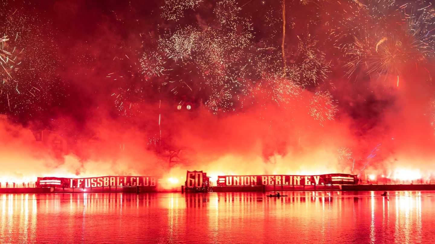 Die Fans von Union Berlin veranstalteten ein riesiges Feuerwerk zum Club-Geburtstag. Foto: Matthias Koch/dpa